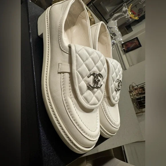 Chanel Women's Turnlock White Loafers size 41 - Picture 4 of 9